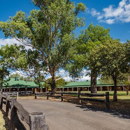 Overlander Homestead Motel Roma Exterior photo