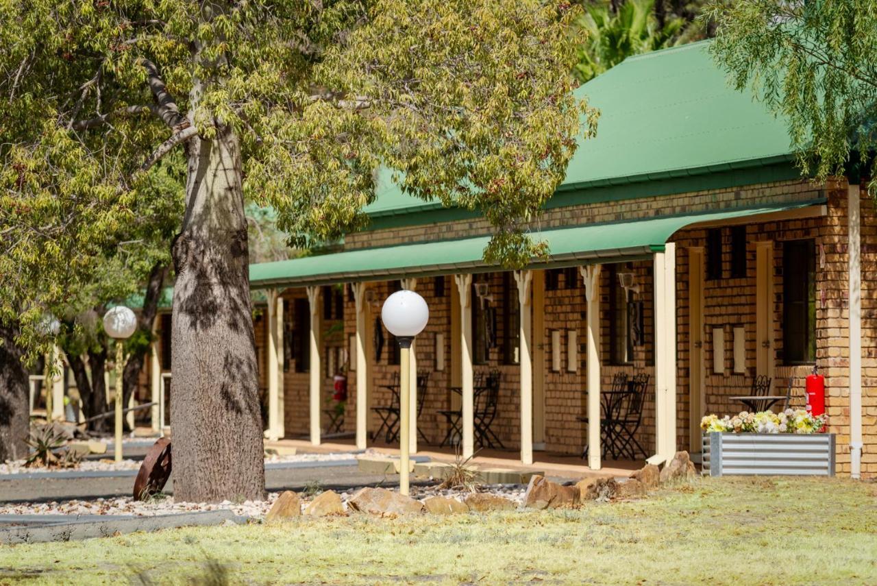 Overlander Homestead Motel Roma Exterior photo