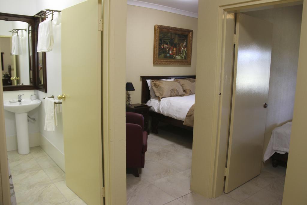 Overlander Homestead Motel Roma Room photo