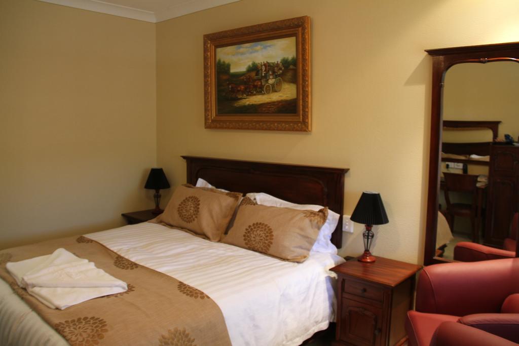 Overlander Homestead Motel Roma Room photo