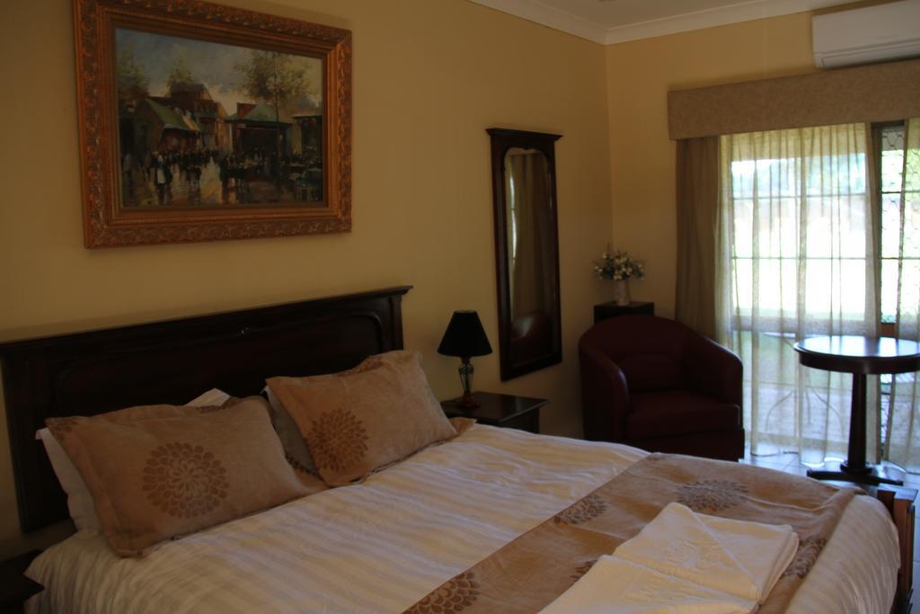 Overlander Homestead Motel Roma Room photo