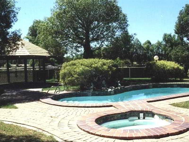 Overlander Homestead Motel Roma Exterior photo