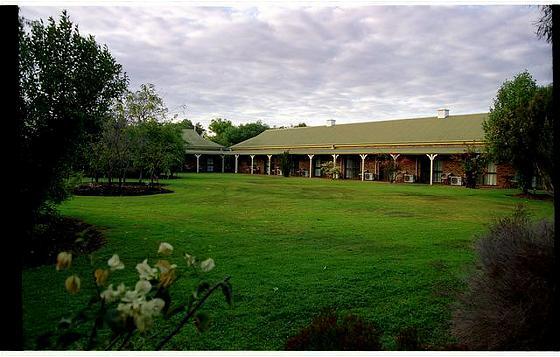 Overlander Homestead Motel Roma Exterior photo