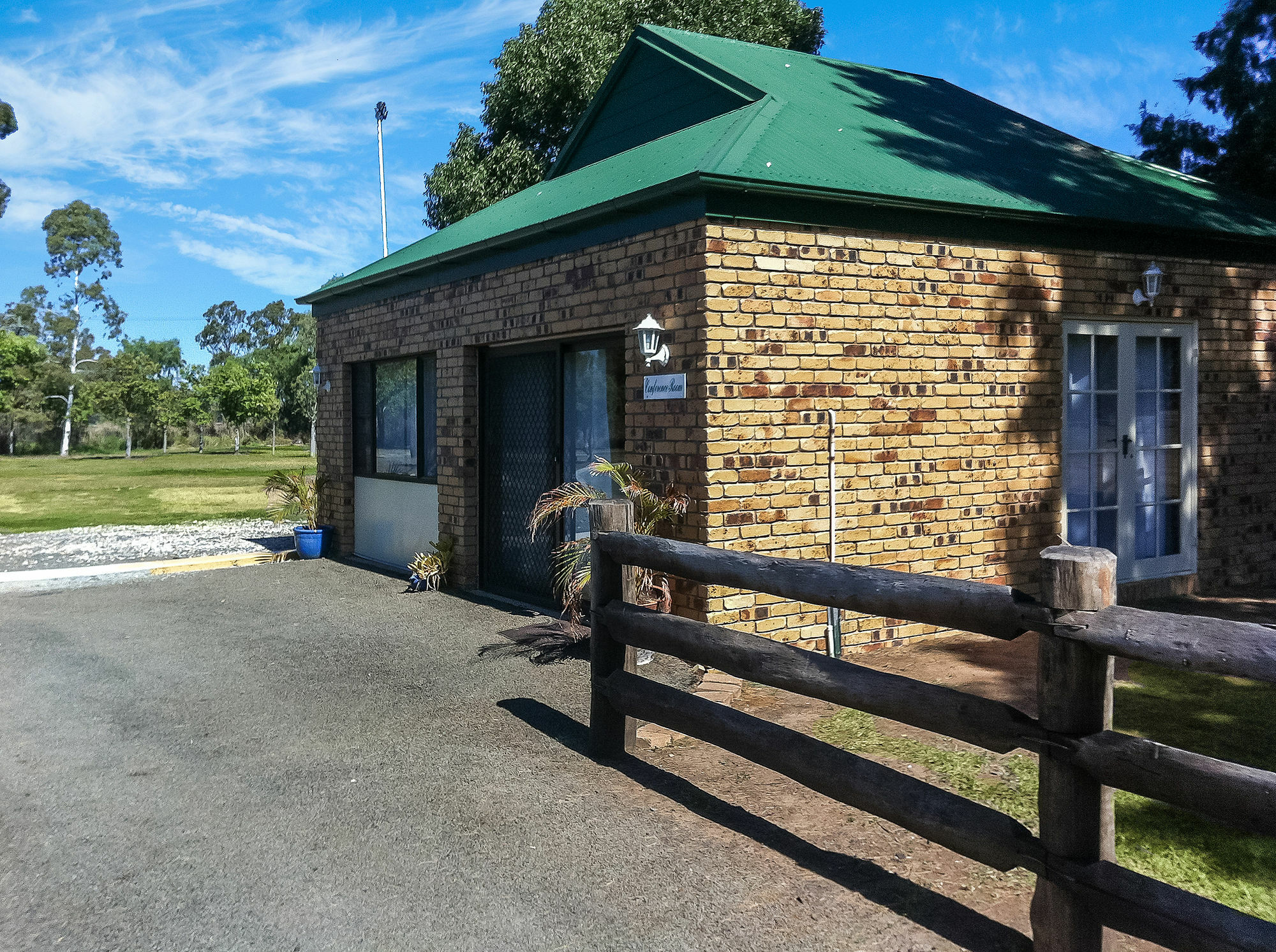 Overlander Homestead Motel Roma Exterior photo